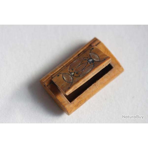 Boite � priser miniature bois poup�e Art populaire