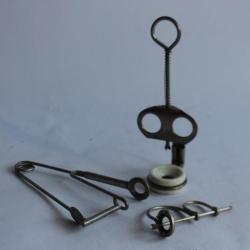 Trois anciens dénoyauteurs outils cuisine