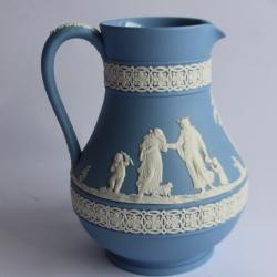 Pichet a lait porcelaine de Wedgwood 1957
