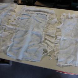 Ancienne parure de lit d'enfant lin fin brodé