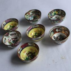 Sept anciens  mini bols en porcelaine Chine