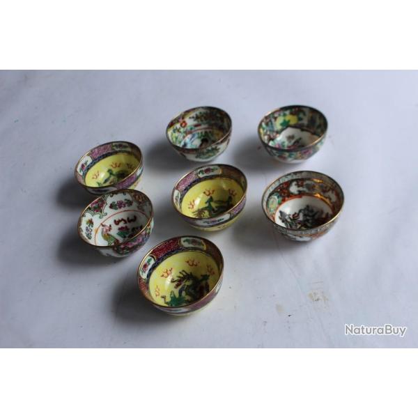 Sept anciens  mini bols en porcelaine Chine