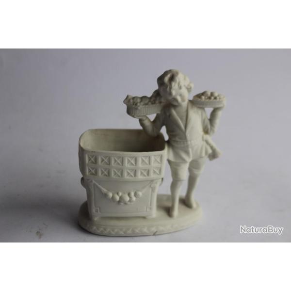 Porcelaine biscuit Petit vase gar�onnet