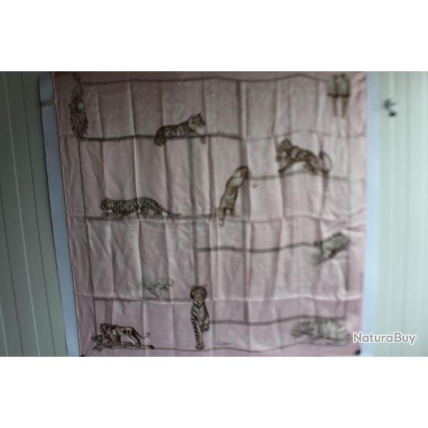 CARTIER Foulard soie rose Panth�res