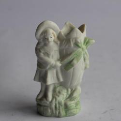 Porcelaine biscuit Petit vase soliflore fillette