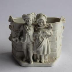 Porcelaine biscuit Petit vase enfants et agneau