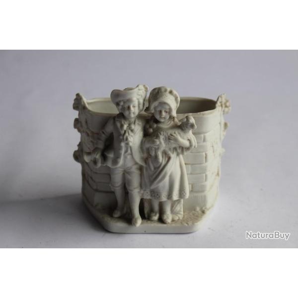 Porcelaine biscuit Petit vase enfants et agneau