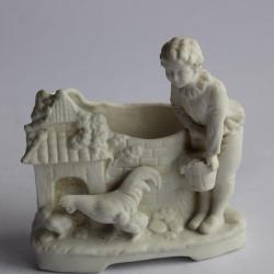 Porcelaine biscuit Petit vase enfant et poule