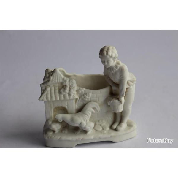 Porcelaine biscuit Petit vase enfant et poule