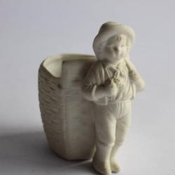 Porcelaine biscuit Petit vase garçonnet