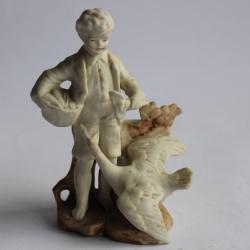 Porcelaine biscuit Petit vase soliflore garçonnet et oie