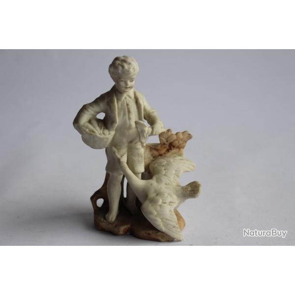Porcelaine biscuit Petit vase soliflore gar�onnet et oie