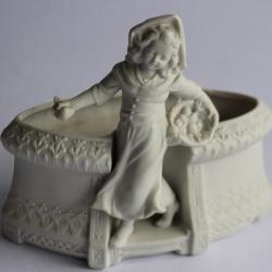 Porcelaine biscuit Jardinière fillette