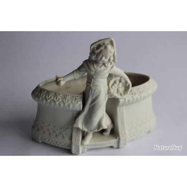 Porcelaine biscuit Jardini�re fillette
