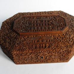 Ancienne boite asiatique en bois sculpté