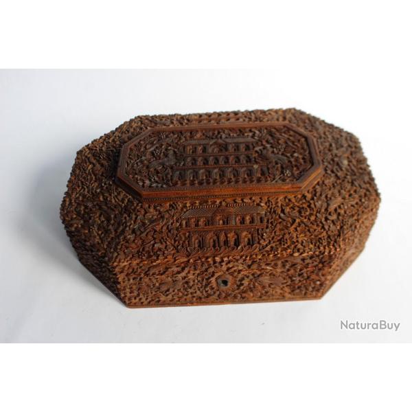 Ancienne boite asiatique en bois sculpt�