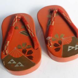 Paire de sandales japonaises bois laqué d'enfants