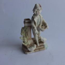 Porcelaine biscuit Soliflore garçonnet nourrissant les oiseaux