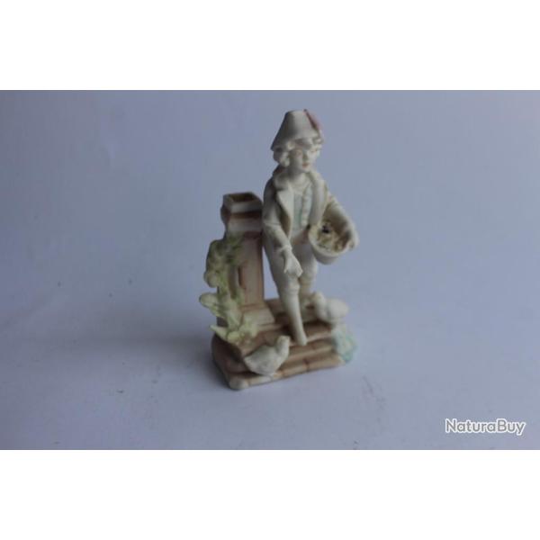 Porcelaine biscuit Soliflore gar�onnet nourrissant les oiseaux