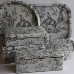 Ensemble de bo&icirc;tes et plateaux en t&ocirc;le litographi&eacute;e