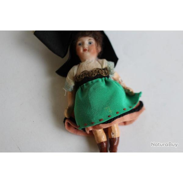 Ancienne poup�e porcelaine Fran�aise Unis ?