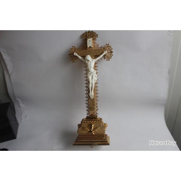 Christ en croix bois dor� et platre dur religion XIXe si�cle