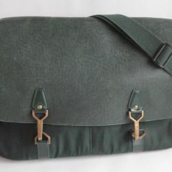 LOUIS VUITTON Sac Dersou Messenger cuir Ta&iuml;ga vert