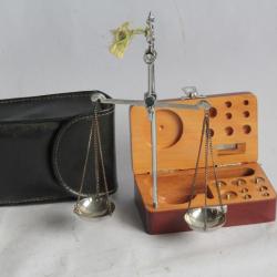 Balance &agrave; carats de poche diamants pierres pr&eacute;cieuses