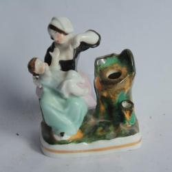 Encrier figuratif porcelaine Vieux Paris Paysanne &agrave; l'enfant