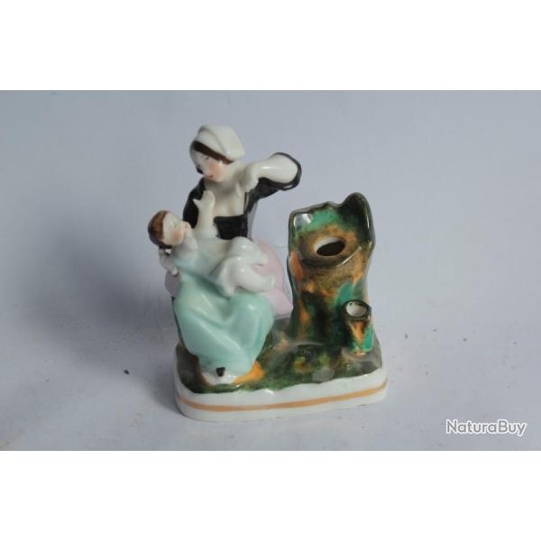 Encrier figuratif porcelaine Vieux Paris Paysanne � l'enfant