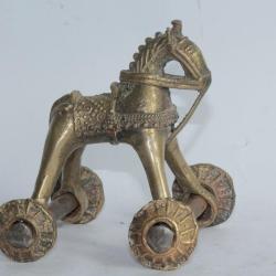 Ancien Jouet de temple Cheval sur roues bronze Inde