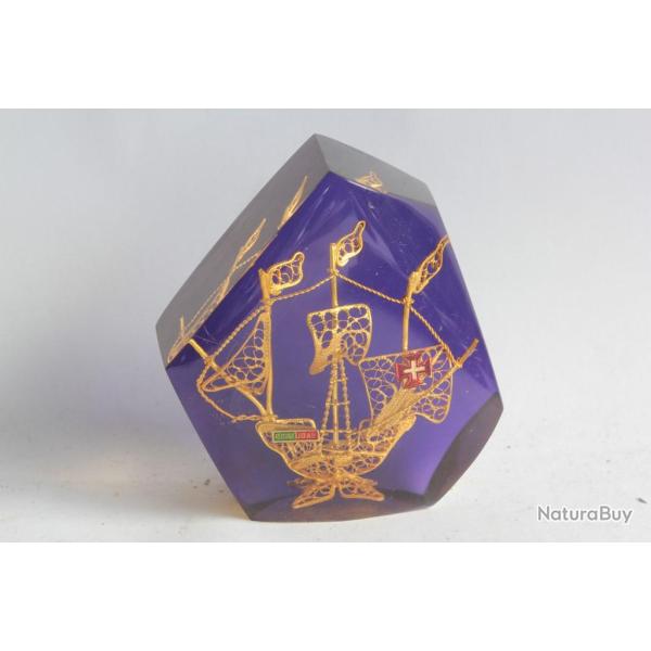 Presse-papier Bateau Portugal R�sine inclusion