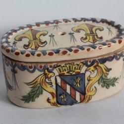 Boite dévidoir faïence de Rouen Blois Fleurs de lys Broderie couture