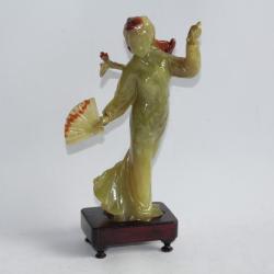 Figurine agate sculptée Femme à l'éventail Chine