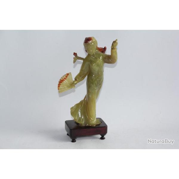 Figurine agate sculpt�e Femme � l'�ventail Chine