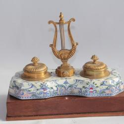 Encrier en porcelaine et laiton Paris XIXe siècle