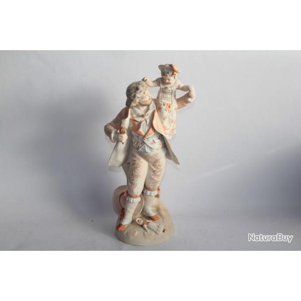 Grand sujet Petite fille Poup�e porcelaine biscuit polychrome