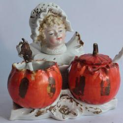 Service à condiments Salière Petite fille porcelaine XIXe siècle