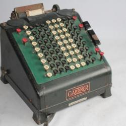 Ancienne machine &agrave; calculer Gardner