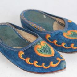 Petites babouches brodées vintage Souliers