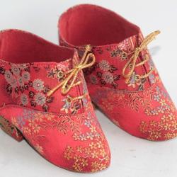 Petites chaussures en soie brodée Bound feet shoes Malaisie