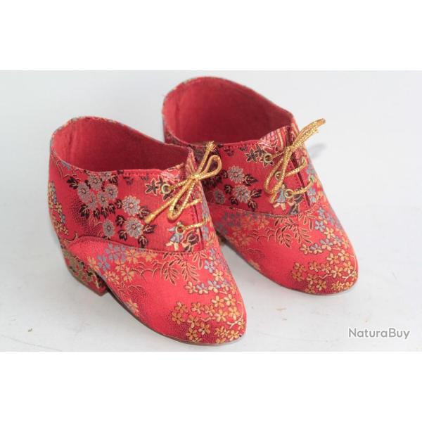 Petites chaussures en soie brod�e Bound feet shoes Malaisie