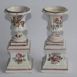 Paire de vases Médicis porcelaine Mennecy XVIIIe siècle