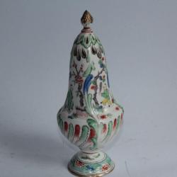 Saupoudreuse porcelaine Chantilly XVIIIe siècle décor chinois