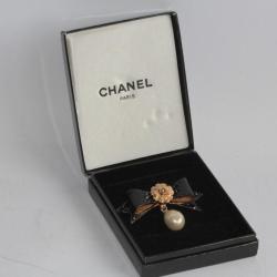 CHANEL Broche &eacute;maill&eacute;e Ruban au Cam&eacute;lia perle Bijoux