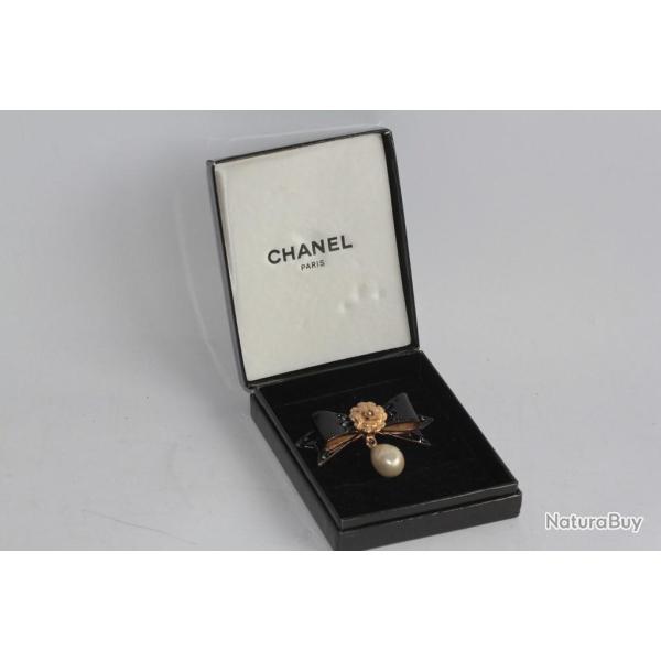 CHANEL Broche �maill�e Ruban au Cam�lia perle Bijoux