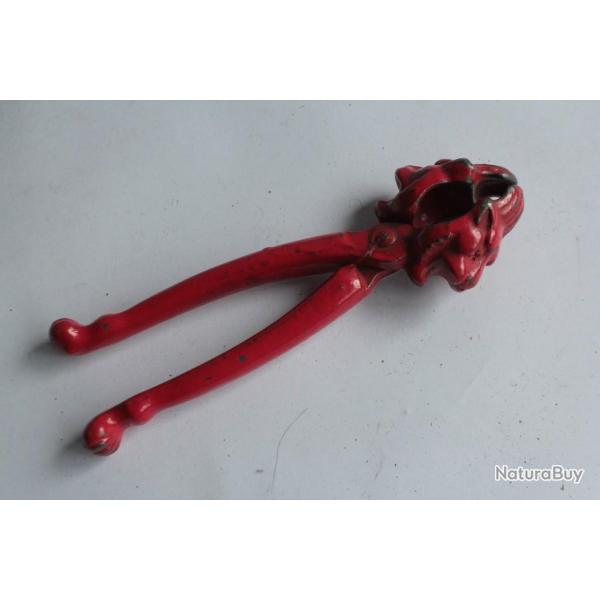 Casse noix et noisettes Lion fonte �maill�e