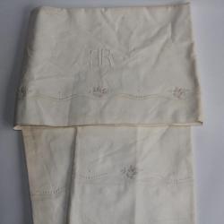 Drap et taies Lin brod&eacute;s fleurs et monogramme JB Linge ancien