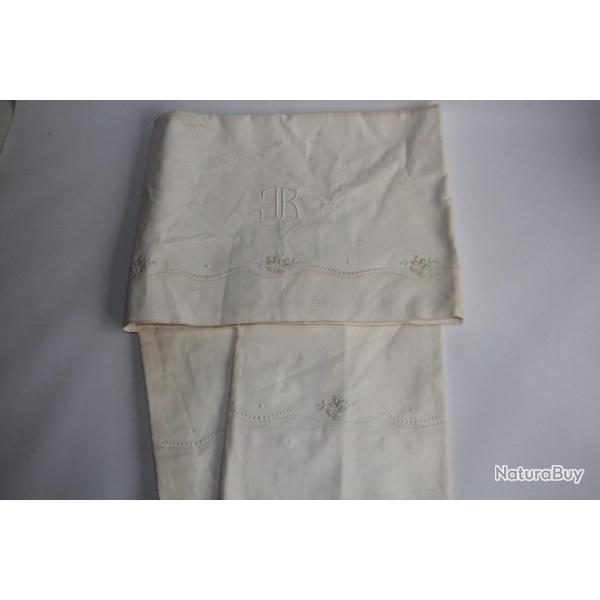 Drap et taies Lin brod�s fleurs et monogramme JB Linge ancien