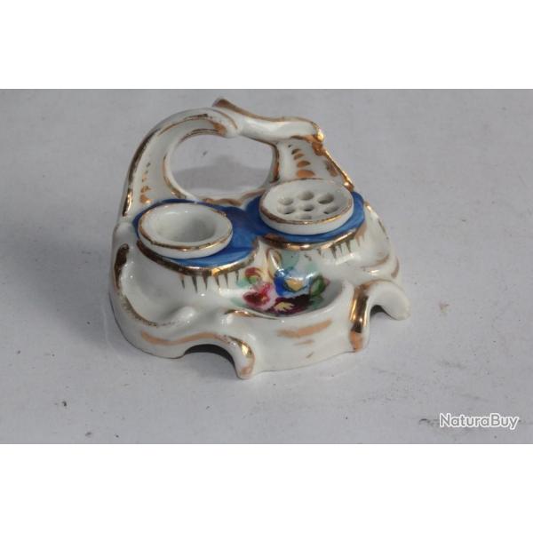 Ancien encrier porcelaine miniature pour poup�e